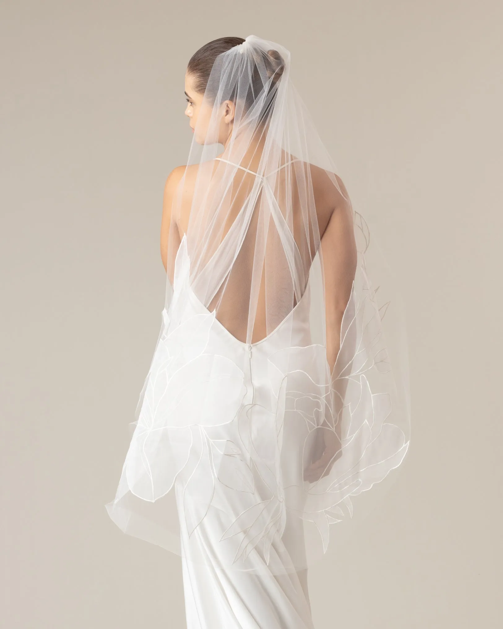 BOSQUE ORGANZA EMBROIDERY FINGERTIP VEIL