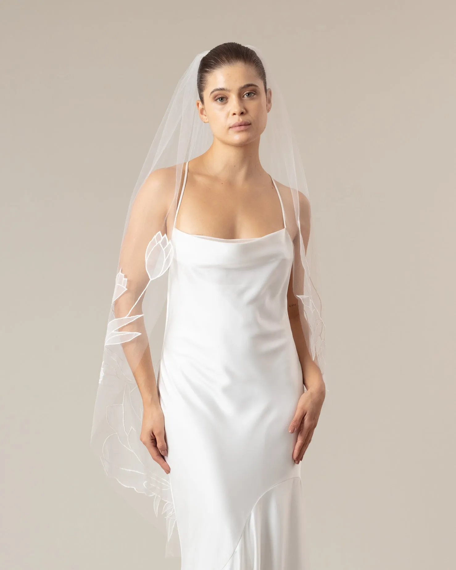 BOSQUE ORGANZA EMBROIDERY FINGERTIP VEIL