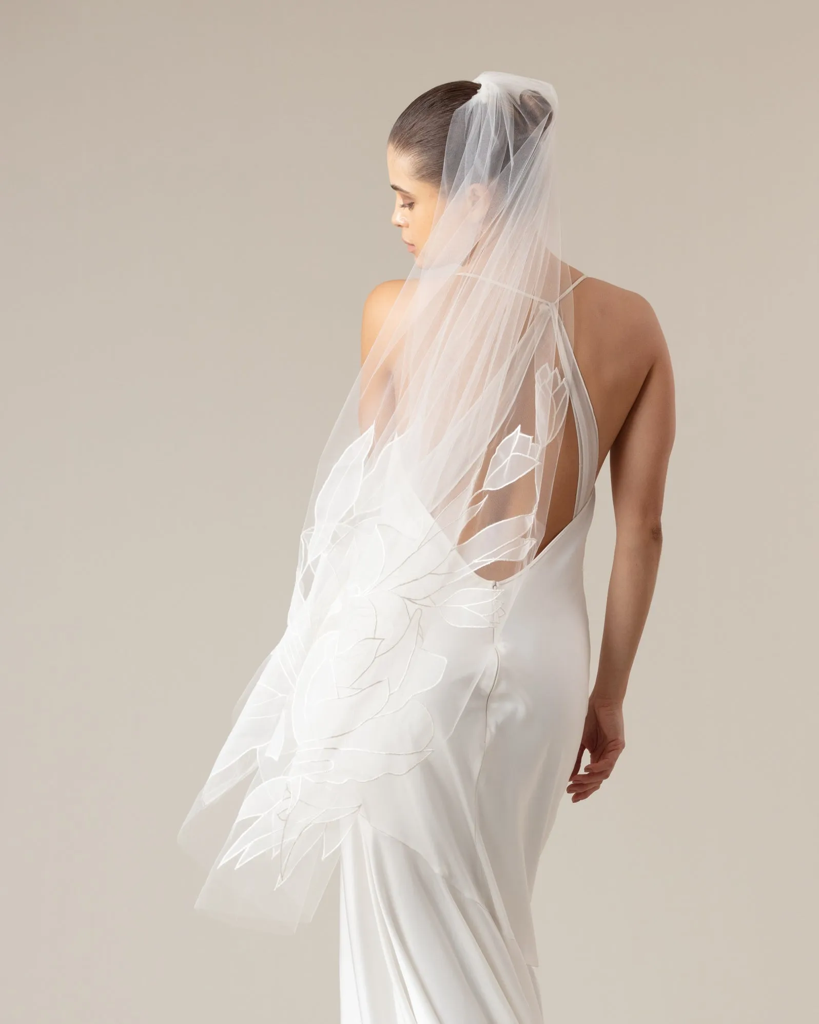 BOSQUE ORGANZA EMBROIDERY FINGERTIP VEIL
