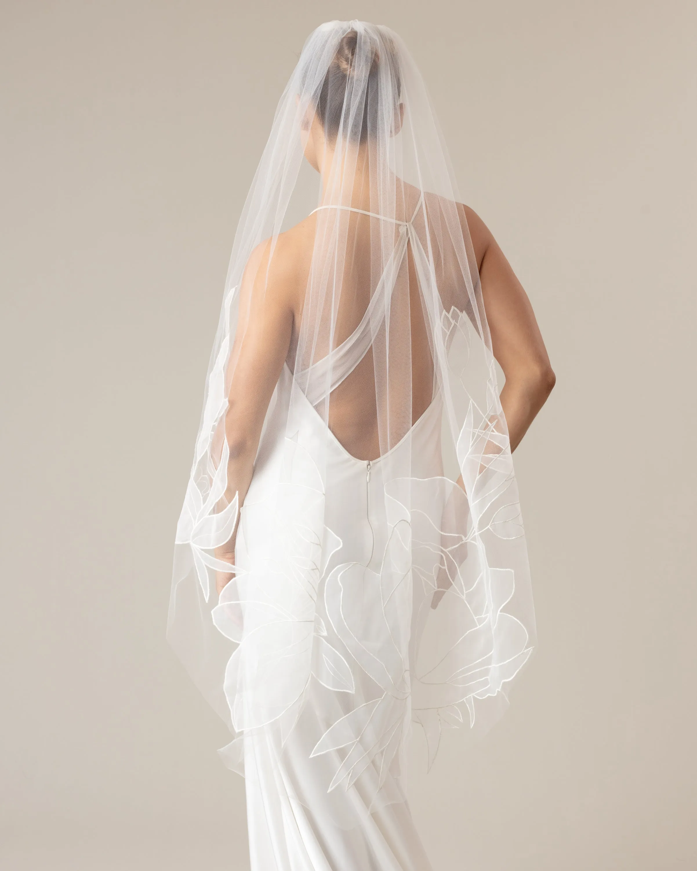 BOSQUE ORGANZA EMBROIDERY FINGERTIP VEIL