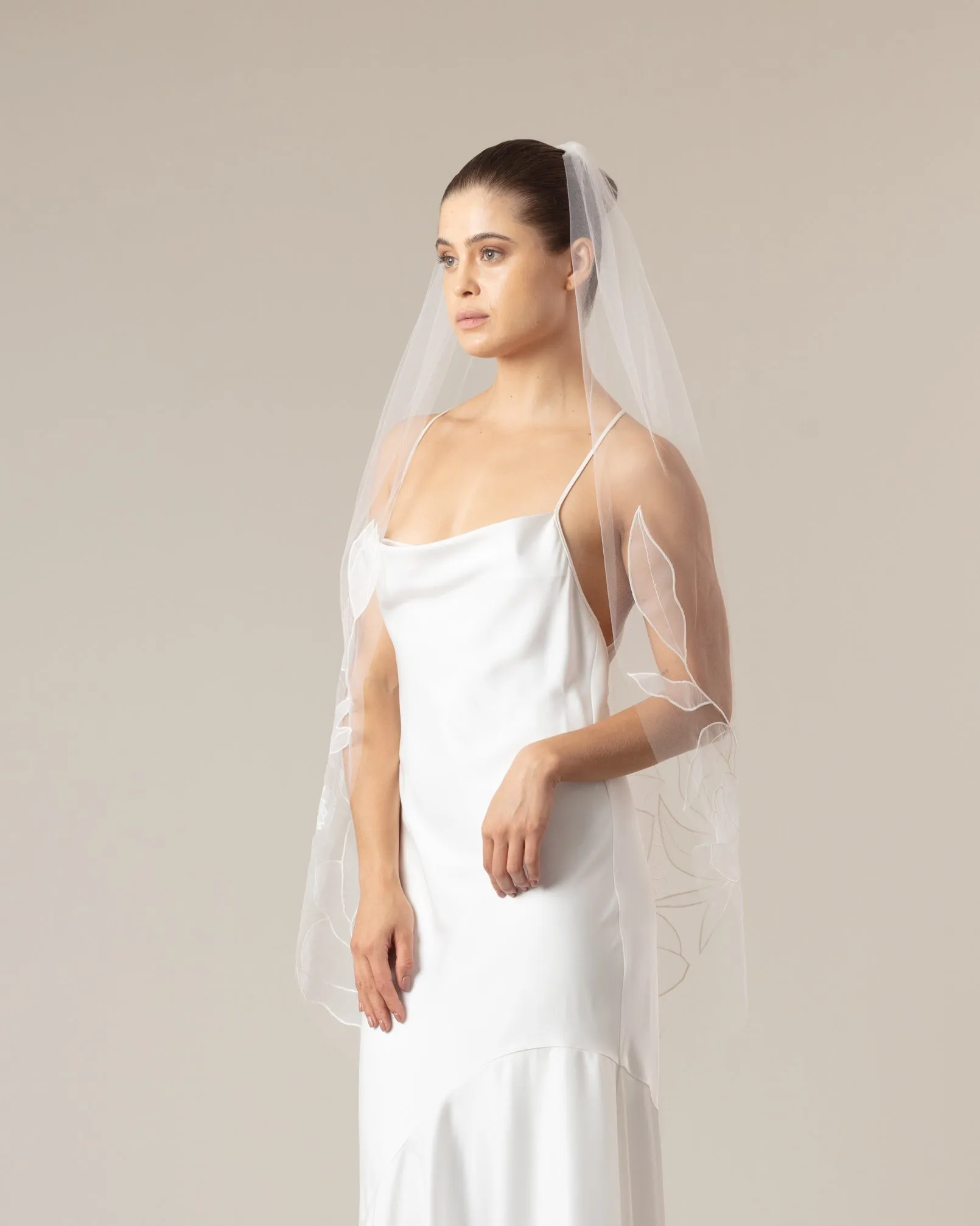 BOSQUE ORGANZA EMBROIDERY FINGERTIP VEIL