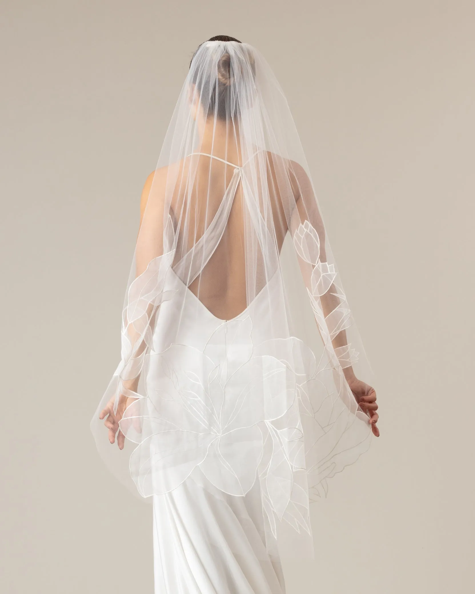 BOSQUE ORGANZA EMBROIDERY FINGERTIP VEIL