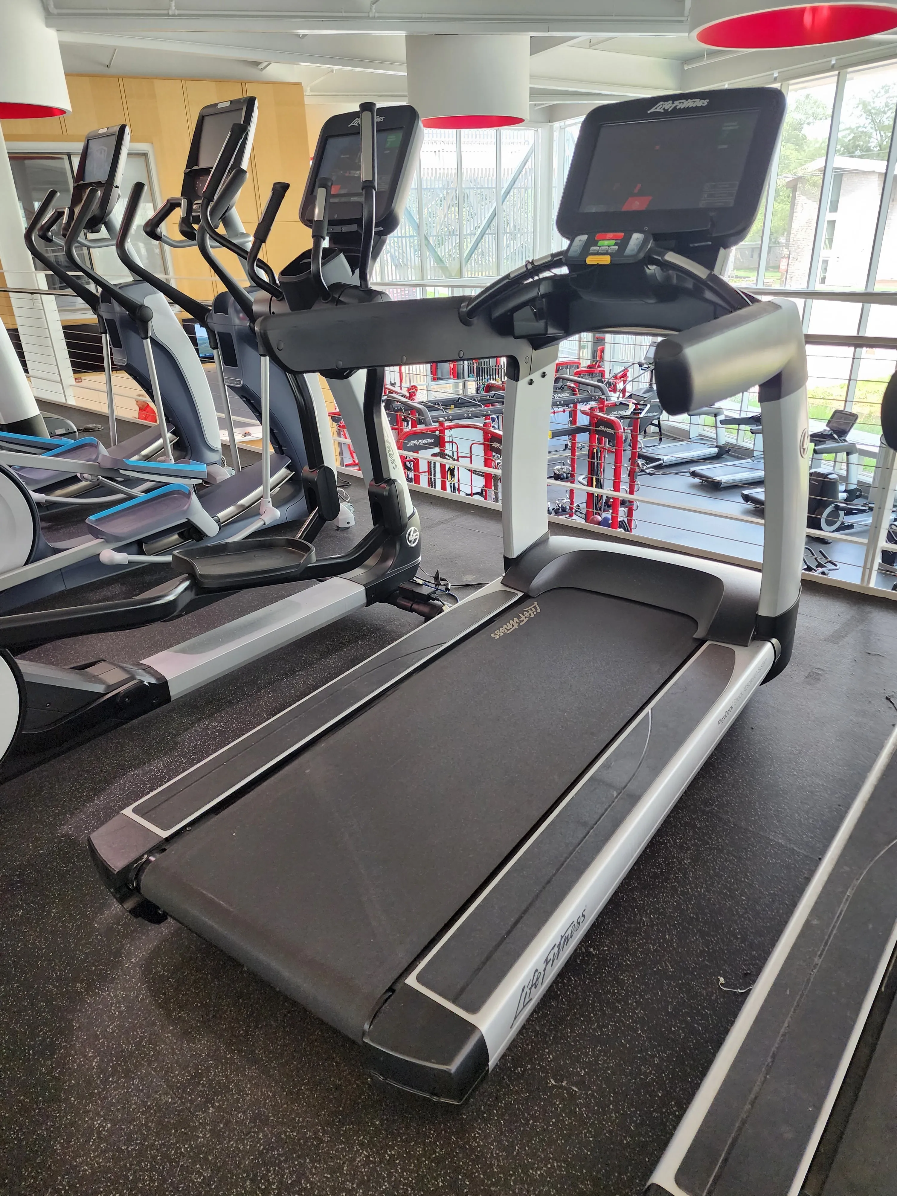 Life Fitness Discover SE3 95T Treadmill Elevation