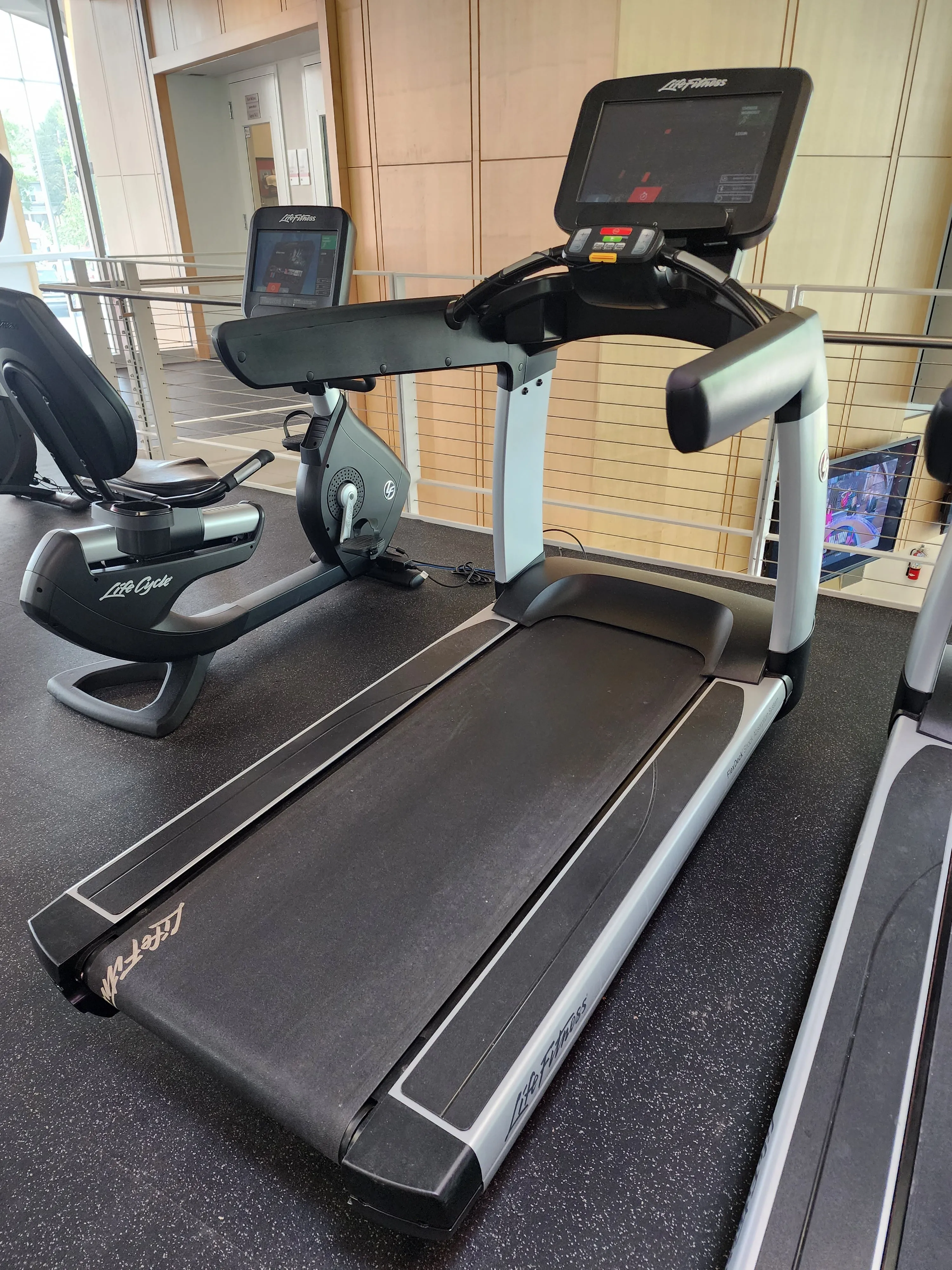 Life Fitness Discover SE3 95T Treadmill Elevation