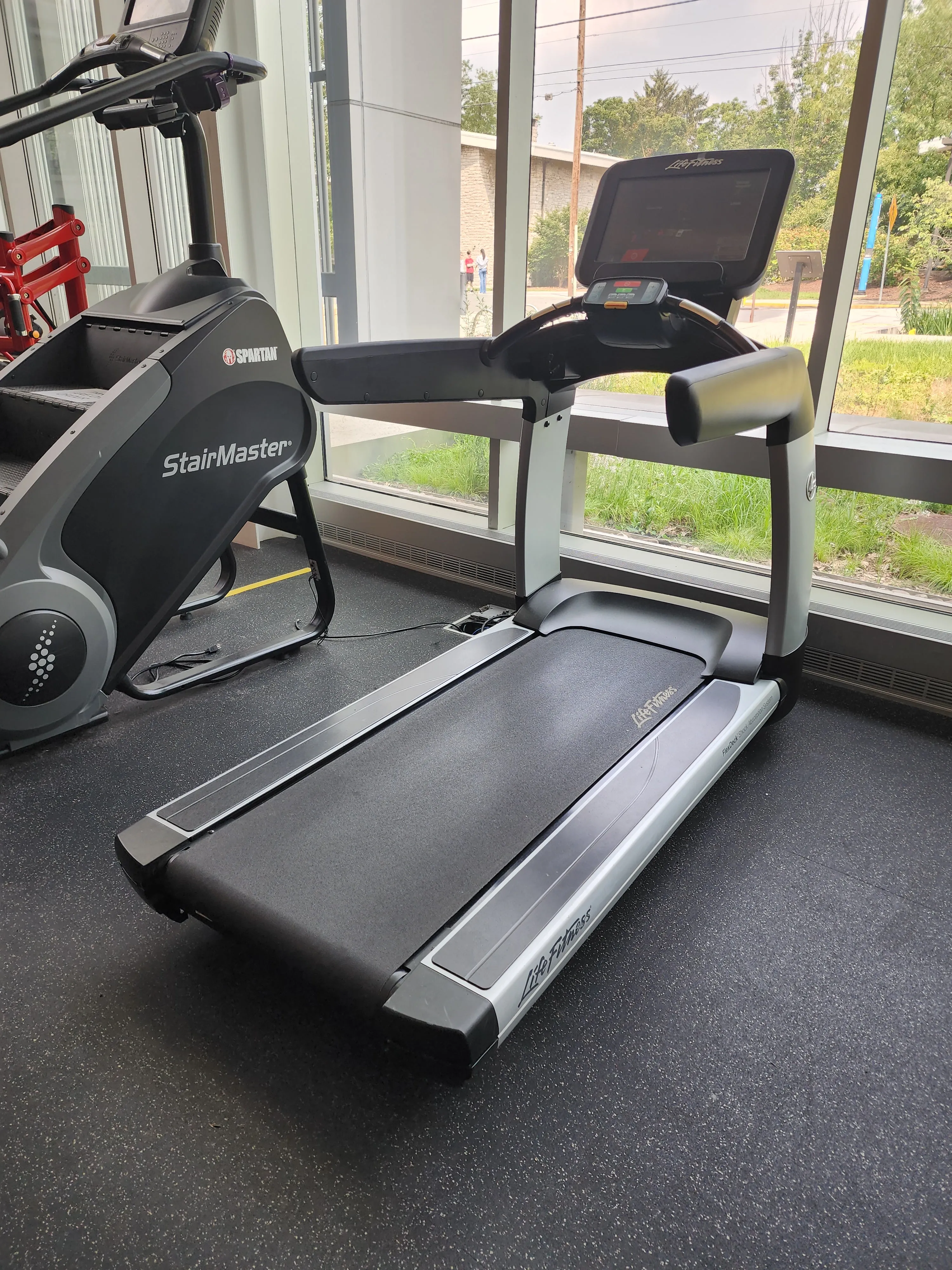 Life Fitness Discover SE3 95T Treadmill Elevation