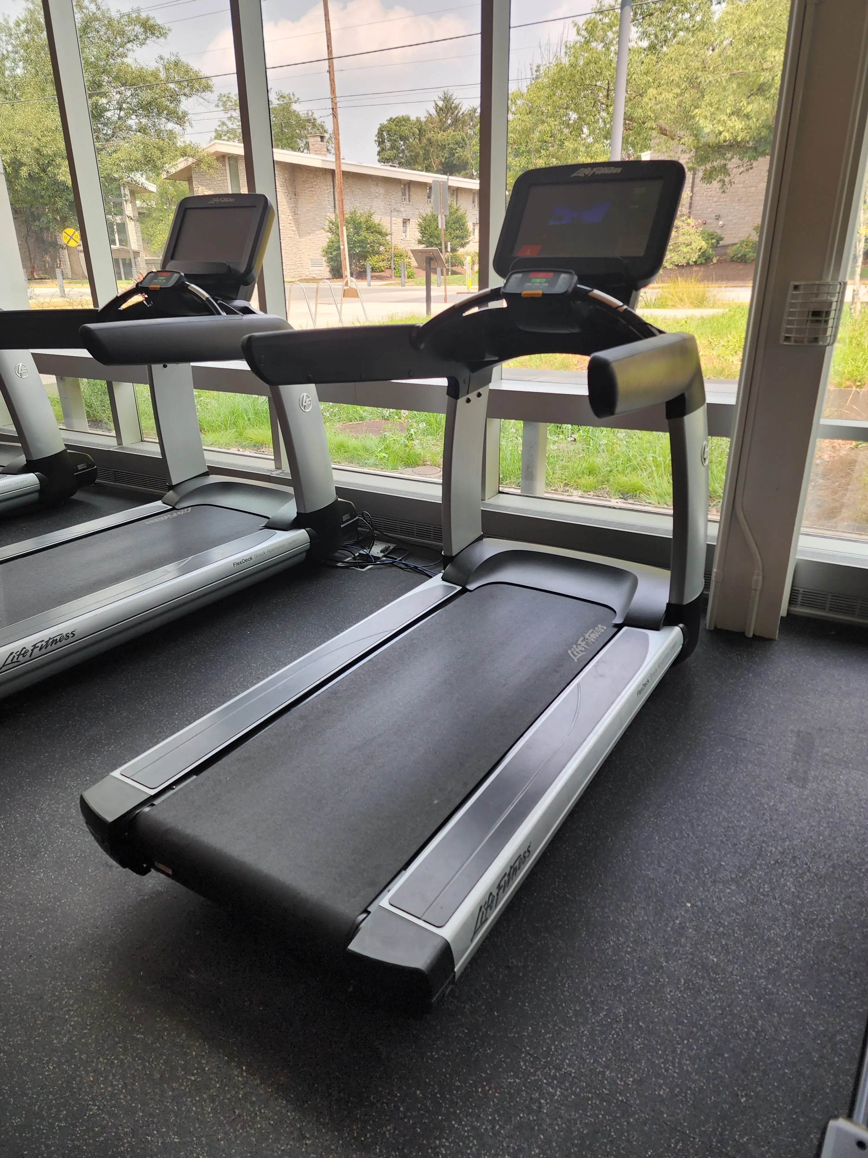 Life Fitness Discover SE3 95T Treadmill Elevation