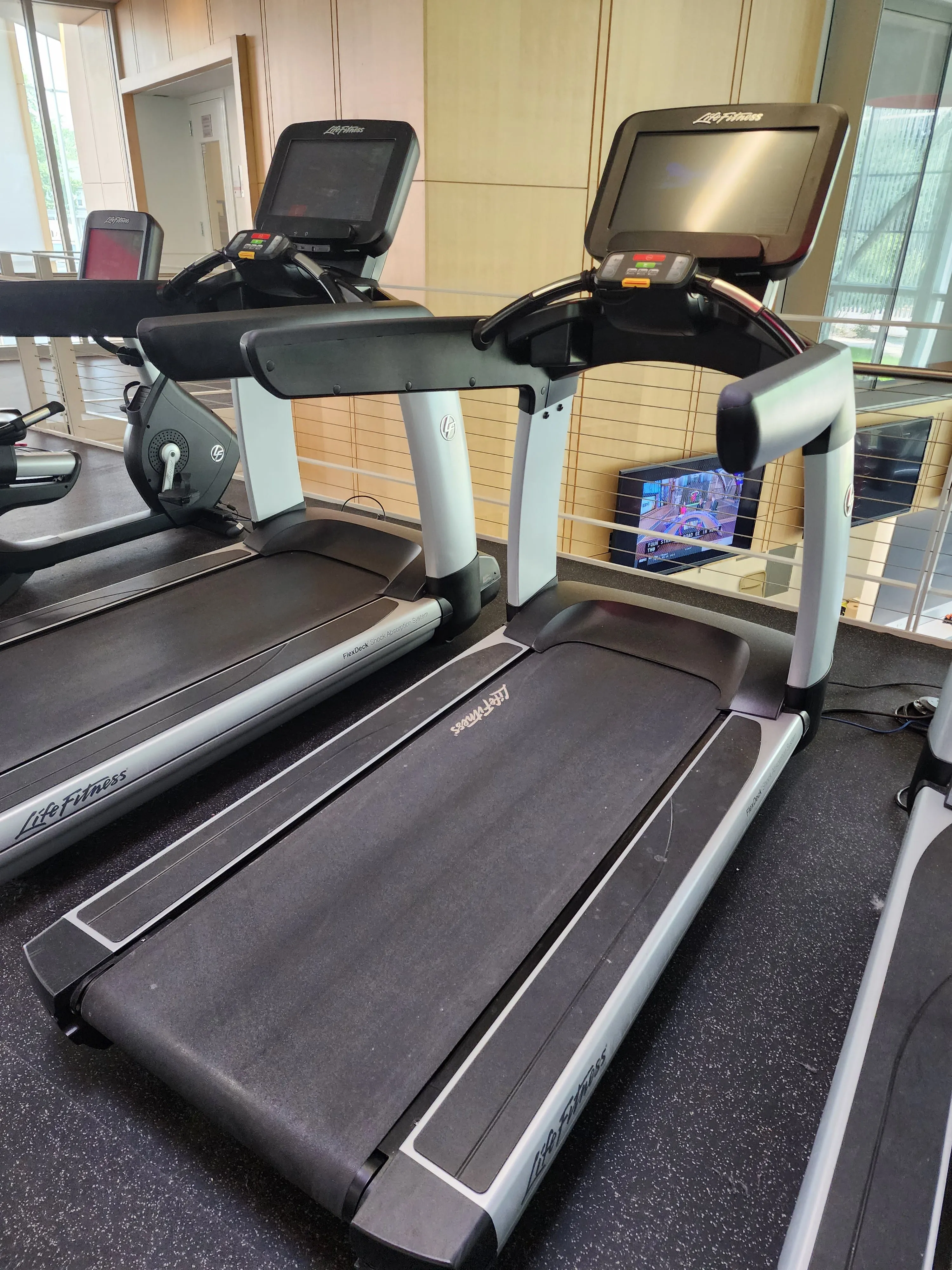 Life Fitness Discover SE3 95T Treadmill Elevation