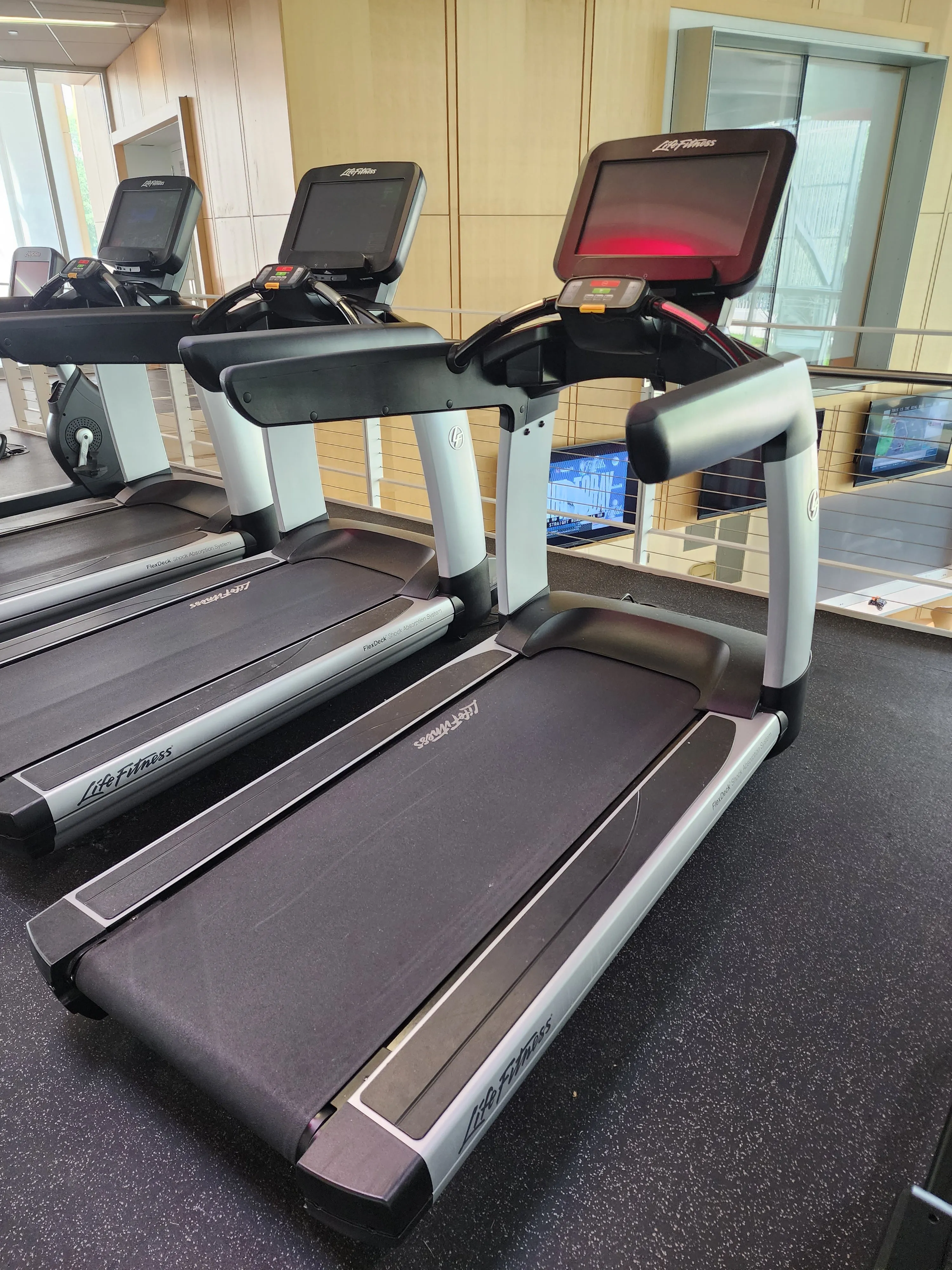 Life Fitness Discover SE3 95T Treadmill Elevation