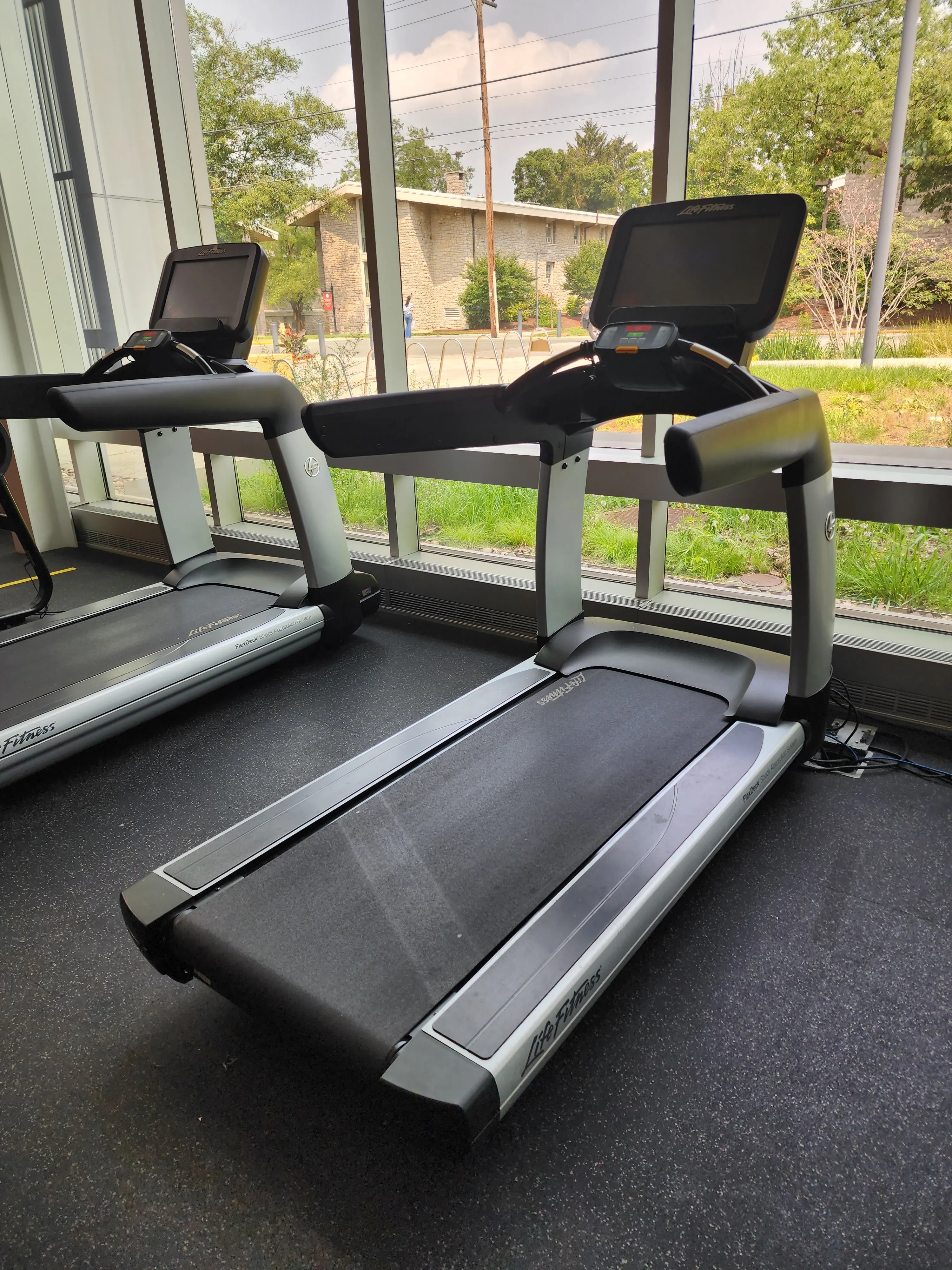 Life Fitness Discover SE3 95T Treadmill Elevation