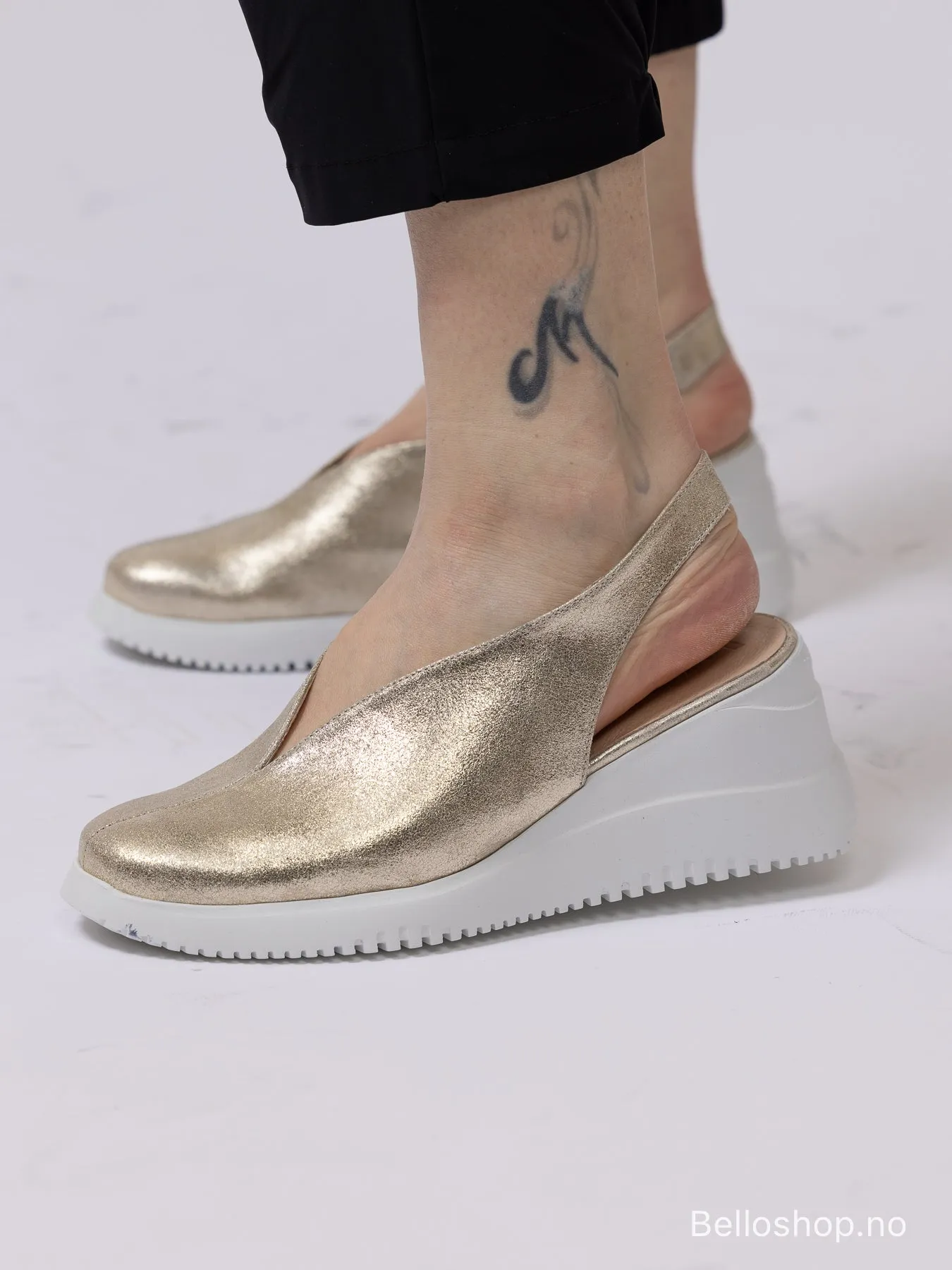 Wonders Gullsandal med slingback og hvit kilesåle
