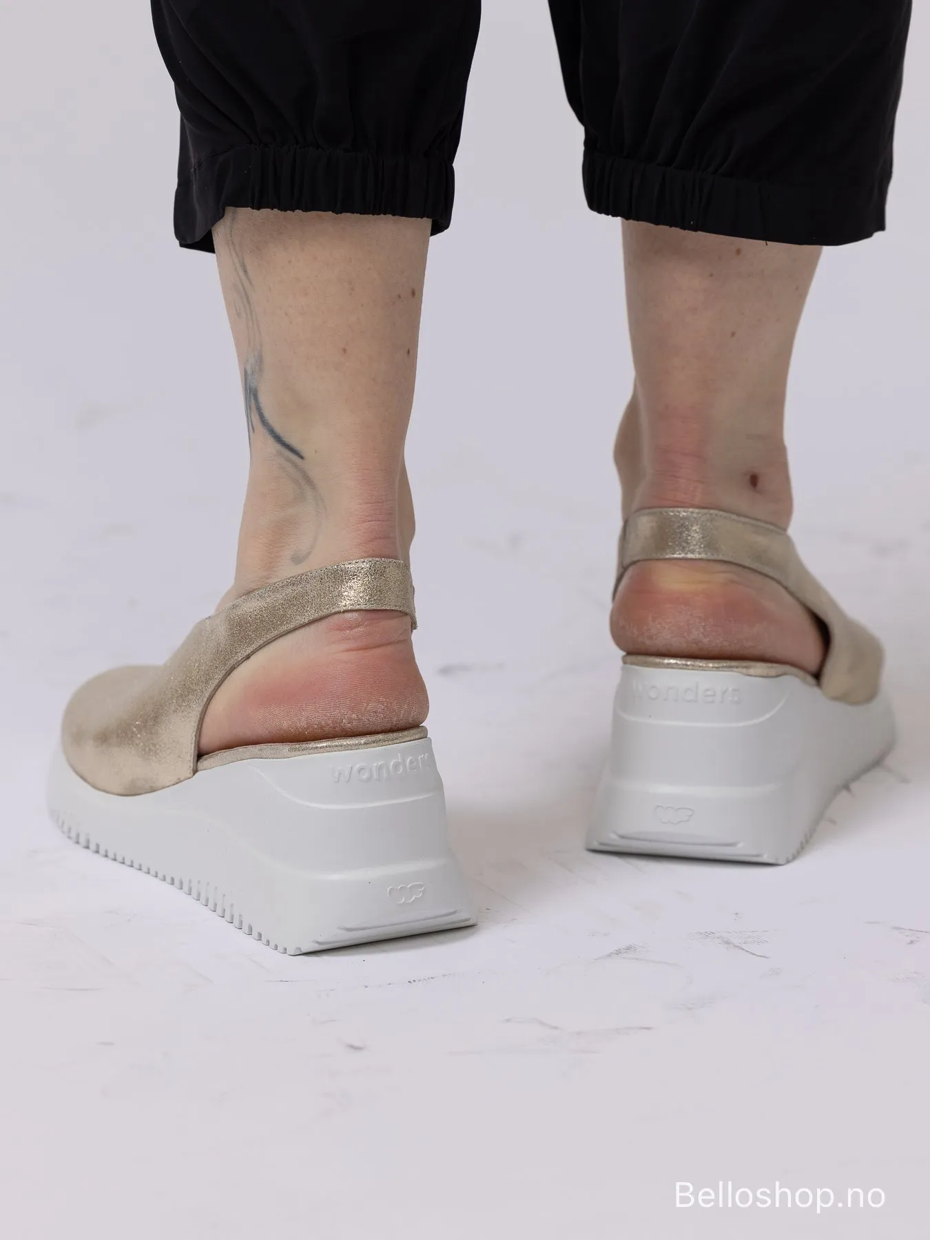 Wonders Gullsandal med slingback og hvit kilesåle